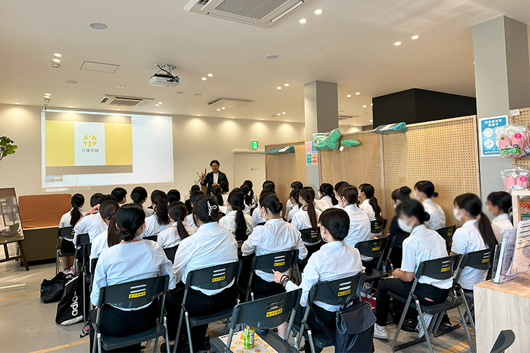 店長眞田が先生に？！介福本舗で看護学生へ授業をしました