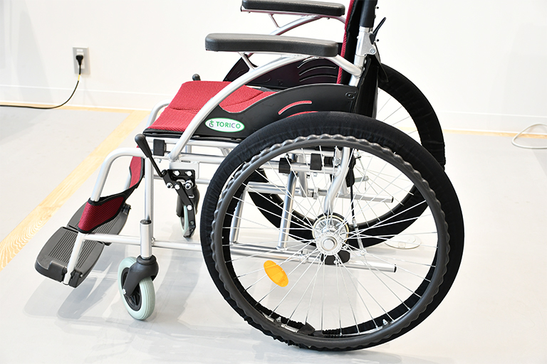 車椅子の室内移動を快適に！タイヤカバーの魅力と選び方、活用シーンを徹底解説
